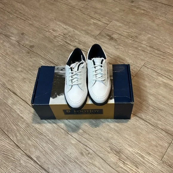 FootJoy GreenJoys Junior Golf Shoes Teens 4877 4 M White Lace-Up Spike less New - Picture 3 of 6